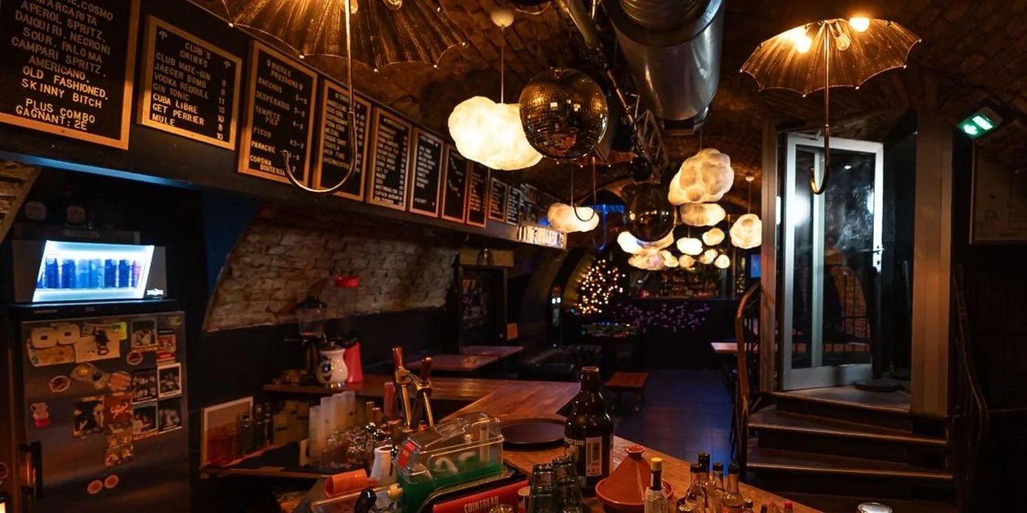 Le bar sous les nuages lumineux