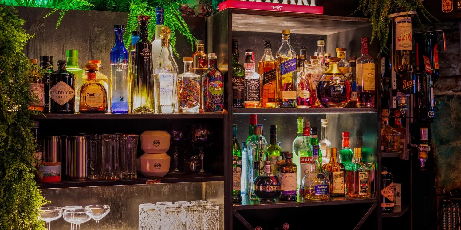 Les étagères de bouteilles du bar