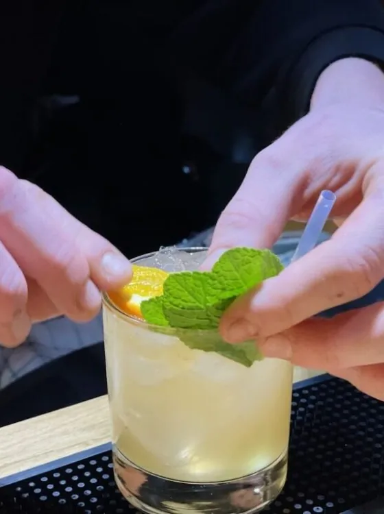 Un cocktail à la menthe garni au bar