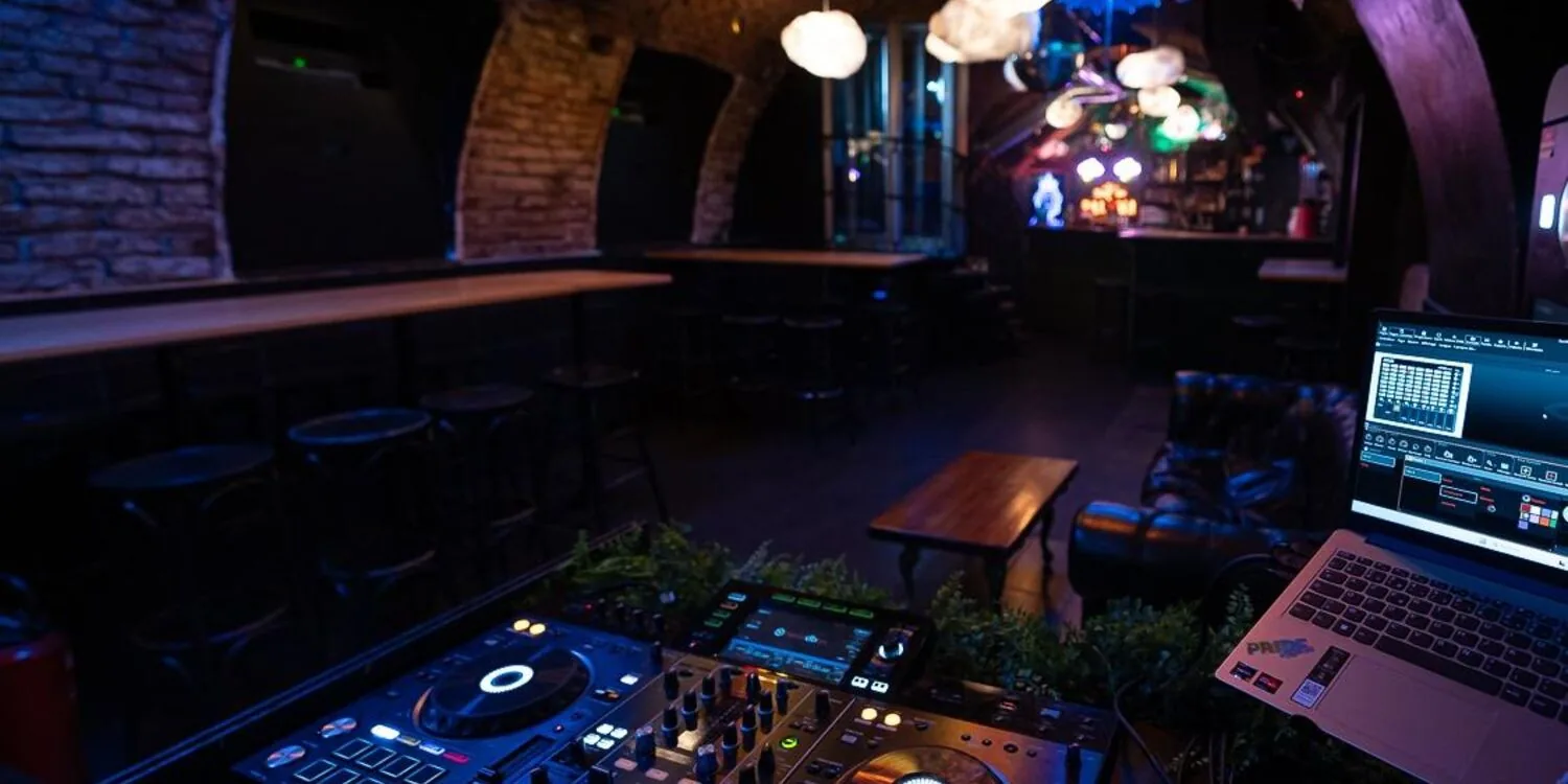Les platines du DJ face à la salle